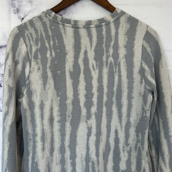 LOGO Lounge by Lori Goldstein Printed Brushed French Terry Top Frost Grey - Picture 6 of 9